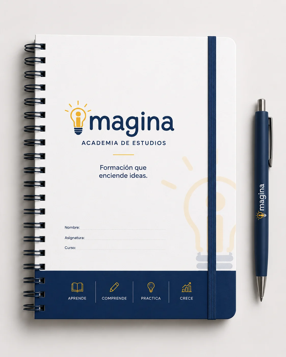 Libreta escolar de Imagina con la bombilla en marca de agua, campos de nombre y asignatura, y la franja azul con los pasos aprende, comprende, practica y crece, junto a un bolígrafo corporativo